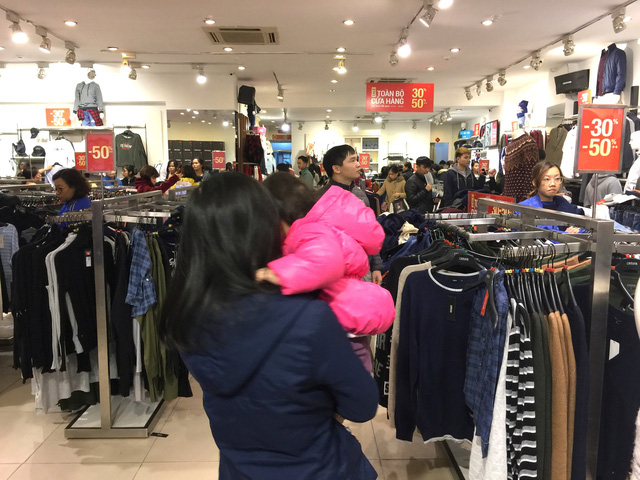 Các cửa hàng niêm yết giảm giá 30 - 50%, thời điểm này lượng người đi mua sắm đang tăng đột biến, nhiều nhất vẫn là đồ quần áo của chị em công sở.