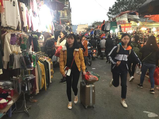 Huyền Thư, sinh viên tại Đại học Sư Phạm Hà Nội mang vali kéo để tranh thủ sắm đồ, rồi ra bến xe về Thái Bình ăn Tết. Hành trang cô mang về quê là những chiếc quần áo cho mình và cho người thân làm quà.