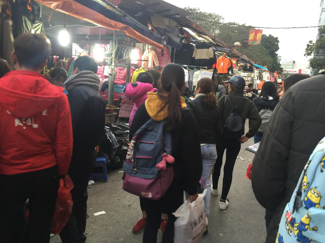 Đa phần khách hàng ở chợ sinh viên đều là nữ, sinh viên các trường cao đẳng, đại học tại Hà Nội.