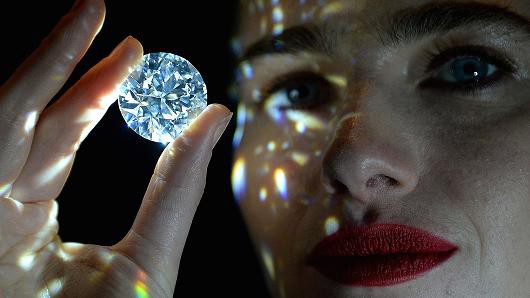 Đấu giá viên kim cương đẹp không tì vết giá gần 34 triệu USD