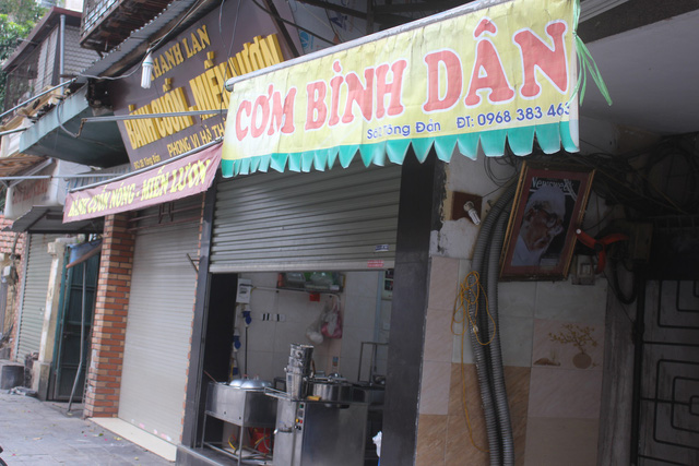 Một dãy quán cơm, bánh cuốn, miến lươn trên phố Tông Đản, Hà Nội cũng chưa mở hàng. (Ảnh: Hồng Vân)