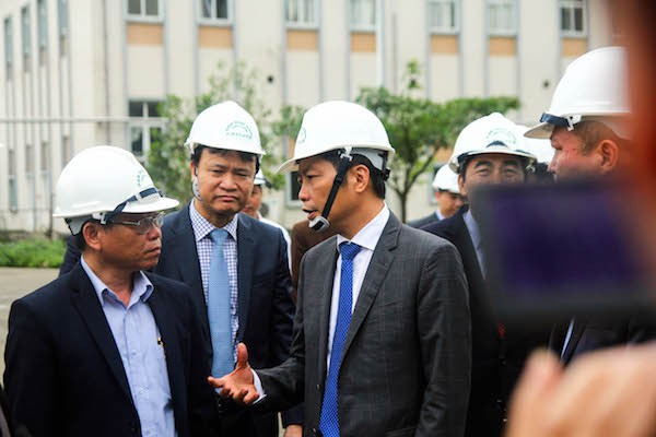 Bộ trưởng Công Thương Trần Tuần Anh trao đổi với lãnh đạo nhà máy đạm Ninh Bình trong chuyến thăm đầu năm mới...