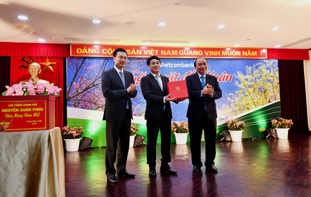 
Thủ tướng Nguyễn Xuân Phúc thăm, gặp mặt cán bộ, nhân viên Vietcombank. Ảnh: Lê Hồng Quang
