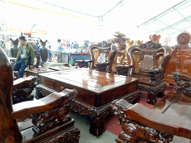 Choáng 2 bộ bàn ghế giá 'khủng' trăm triệu đồng bán cho đại gia Việt