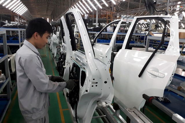 
Tỷ lệ nội địa hóa của các DN ô tô Việt Nam hiện khá thấp. Để đạt được mức 40% và hướng tới xuất khẩu xe, cần khuyến khích DN mua linh kiện trong nước, qua đó thúc đẩy phát triển công nghiệp hỗ trợ.
