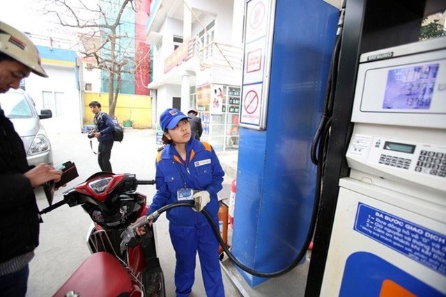 
Thủ tướng Nguyễn Xuân Phúc yêu cầu Bộ Tài chính chủ trì, phối hợp với Bộ Công Thương làm rõ nội dung thông tin “Doanh nghiệp xăng dầu lãi đậm nhờ chênh lệch thuế” để báo cáo Chỉnh phủ trong tháng 3/2018 (ảnh minh họa).
