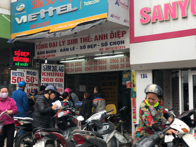 Trên đường Kim Mã, các đại lý bán thẻ tấp nập người ra kẻ vào