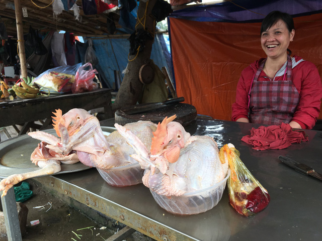 Ngày hội cúng gà toàn dân, tiệm nhỏ cũng bán trăm con ngày rằm