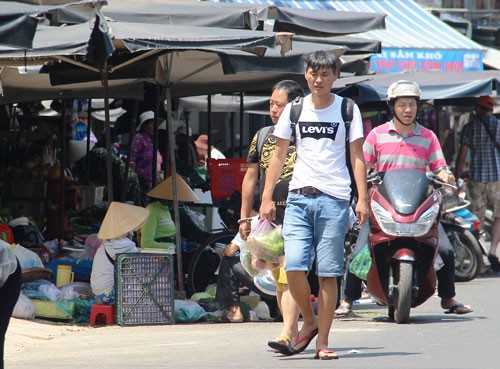 
​Ở TP Nha Trang, hiện rất dễ gặp người TQ tự đi chợ để nấu ăn
