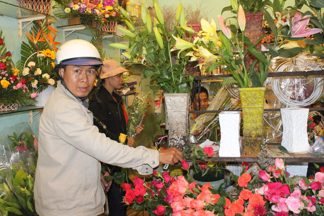 Hoa tươi được bày bán nhiều trên các tuyến đường trong thành phố Đà Nẵng