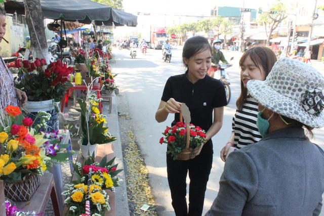 Tại các sạp hoa do các bạn sinh viên tổ chức bán cũng khá nhiều khách hàng đến lựa chọn