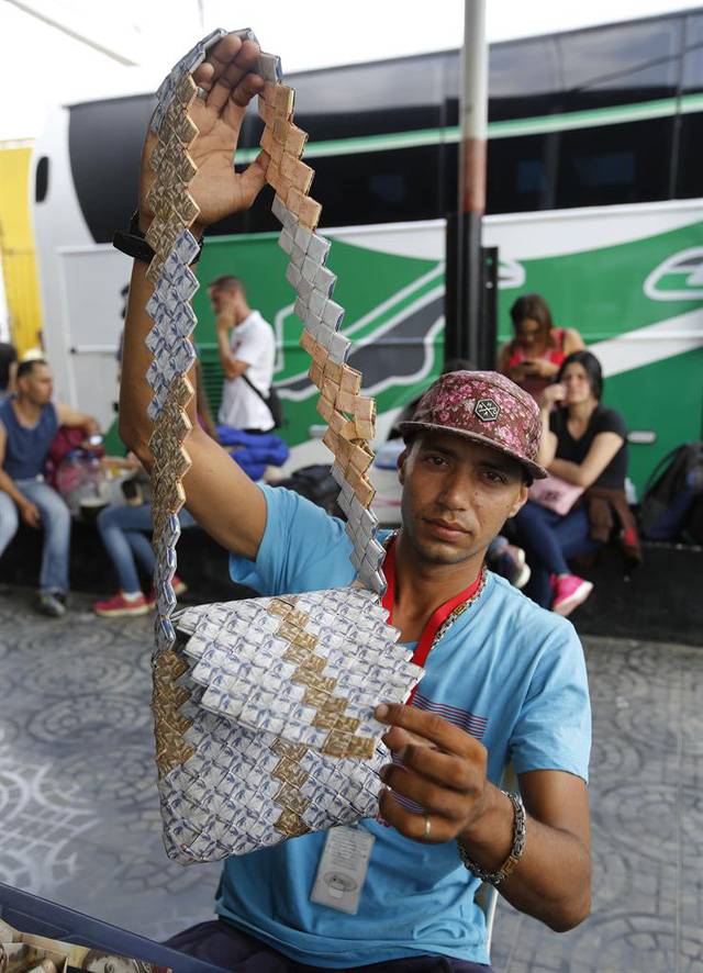 Một chiếc túi xách được làm từ đồng bolivar. (Nguồn: Borneo Bulletin)