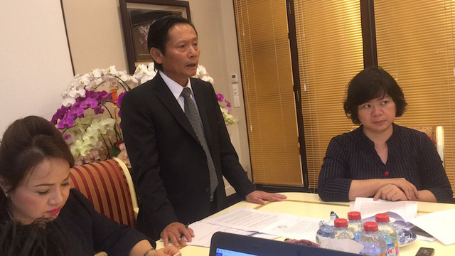 Bà Bình cho biết, bà đã nhờ 2 luật sư tư vấn, hỗ trợ mặt pháp lý, bảo vệ quyền và lợi ích hợp pháp cho mình là ông Phan Trung Hoài (Đoàn Luật sư TPHCM) và bà Đinh Ánh Tuyết (đoàn Luật sư TP Hà Nội).