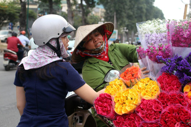 
Mỗi ngày, trung bình một người đi 40-50km để bán hoa

