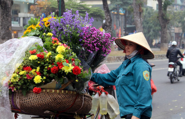 
 Một người em của chị Hường theo chị lên Hà Nội bán hoa
