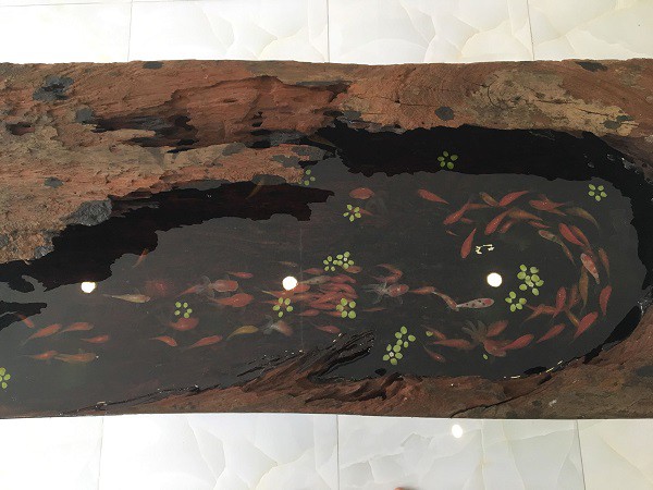 
Bức tranh cá được vẽ trên nền gỗ sơn huyết, sâu lòng 30cm

