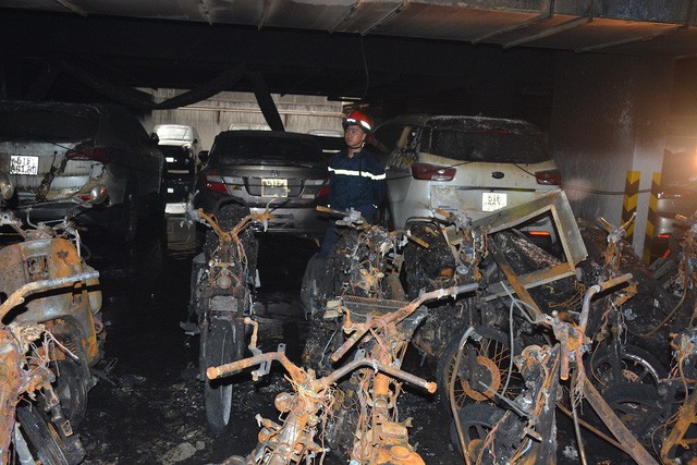 Hàng trăm chiếc xe bị thiêu rụi trong vụ cháy chung cư Carina Plaza tại TPHCM vừa qua.
