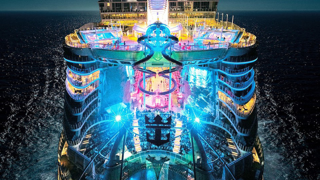 Siêu du thuyền Symphony of the Seas long lanh ánh đèn về đêm. (Nguồn: CJ)