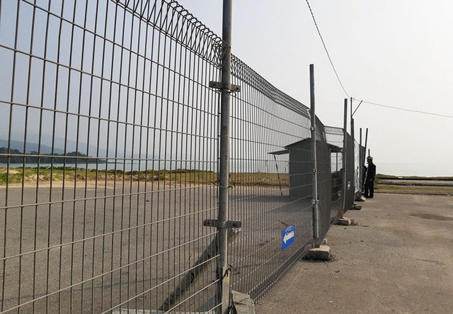 
Hàng rào còn được gia cố thêm bằng tôn bịt sát ngay trước mặt tiền nhà dân ở làng chài Nam Ô. Người dân thậm chí còn không thể nhìn xuống bãi biển.
