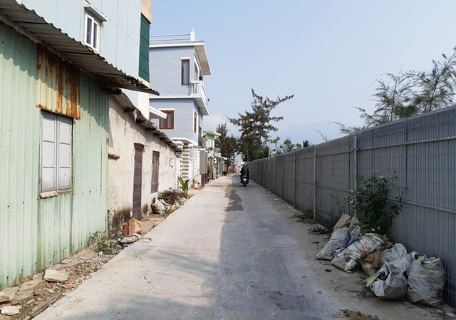 
Từ chốt trực ở cuối đường Nguyễn Tất Thành, hàng rào thép được dựng lên bao quanh dự án
