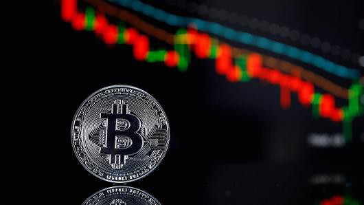 Các chuyên gia cho biết đồng Bitcoin rớt giá là do thị trường chứng khoán giảm điểm chứ không phải do chiến tranh thương mại. (Nguồn: Getty Images)