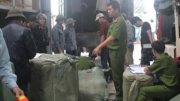 Bắt giữ nhiều xe chở quần áo, phụ tùng ô tô nhập lậu vào Việt Nam
