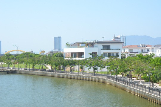 
Thông tin lan truyền trên mạng cho thấy căn biệt thự của đại tá Tam nằm trên đường Hoa Phượng 2 với diện tích hơn 1.000 m2 ước lượng giá thị trường khoảng hơn 100 tỉ đồng.
