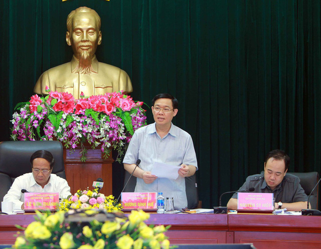 
Phó Thủ tướng Vương Đình Huệ (giữa) làm việc với TP.Hải Phòng sáng nay (24/4).
