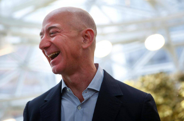 Cổ phiếu của Amazon tăng 10%, tỷ phú Jeff Bezos nhẹ nhàng kiếm 12 tỷ USD chỉ trong 1 ngày. (Nguồn: Independent)