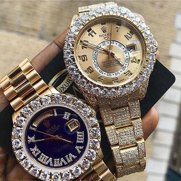 Cậu ấm cô chiêu Châu Phi khoe những chiếc đồng hồ Rolex sang chảnh đính đầy kim cương.