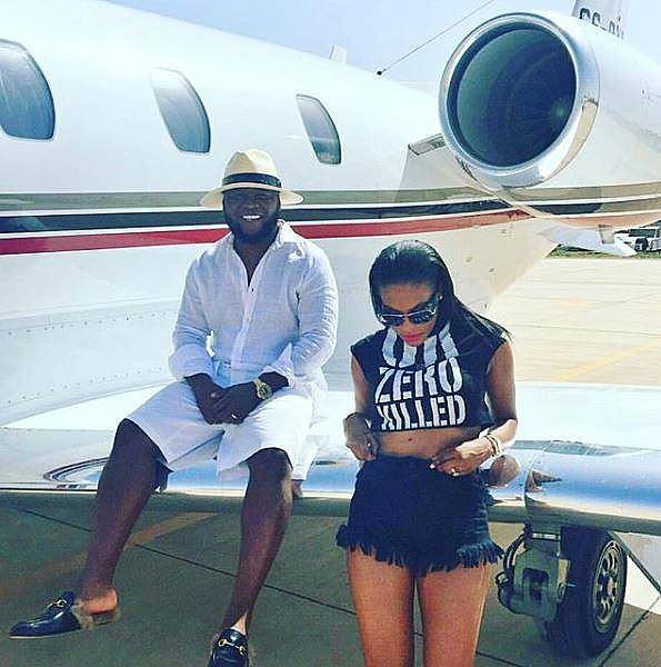 Hai vợ chồng giàu có tại Châu Phi tạo dáng trên cánh một chiếc máy bay riêng của họ.
