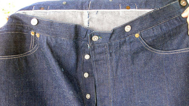 Cận cảnh chiếc quần jeans được một đại gia Đông Nam Á mua với giá gần 2,3 tỷ đồng. (Nguồn: WJLA)