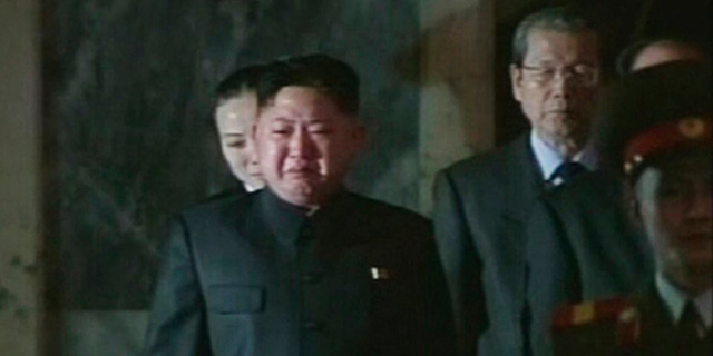 Ông Kim Jong Un khóc vì kinh tế Triều Tiên yếu kém?
