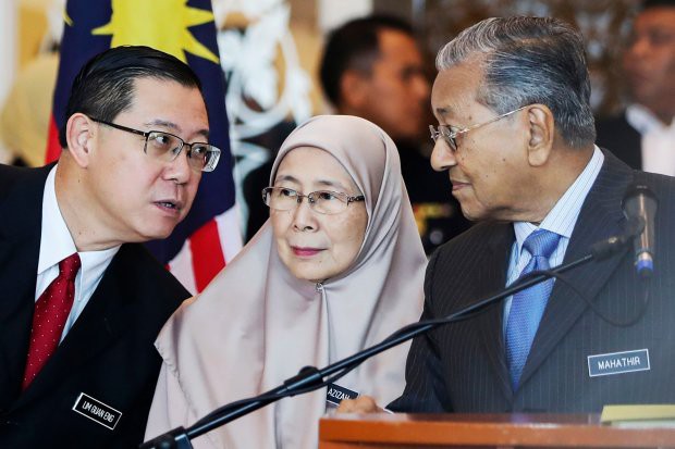 Bộ trưởng Bộ Tài chính Malaysia, ông Lim Guan Eng (bên trái) cho biết người dân đã ủng hộ gần 2 triệu USD (khoảng 45,5 tỷ đồng) chỉ trong ngày đầu tiên quỹ được mở. (Nguồn: The Wall Street Journal)