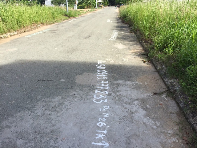 Số điện thoại của chủ đất, môi giới được viết “nhan nhản” trên các con đường quanh đảo Kim Cương.