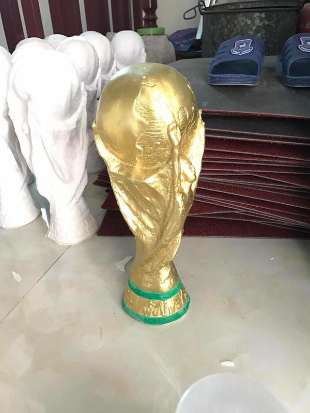 Việt Nam có bản quyền World Cup, làng Bát Tràng rộn rã sản xuất cúp vàng