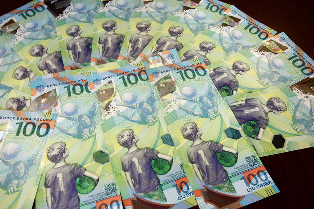 
Đồng tiền 100 rúp có giá trị tương đương khoảng 37.000 đồng.
