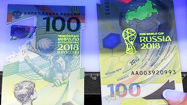 
Để chống tiền giả, tờ tiền sẽ hiện ra chữ và biểu tượng FIFA World Cup Russia 2018 khi soi đèn cực tím.
