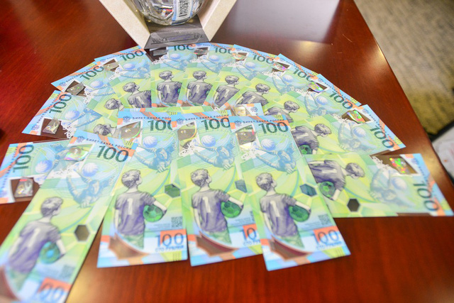 
Mới đây, Nga phát hành tờ tiền 100 Rúp phiên bản đặc biệt kỷ niệm World Cup 2018.
