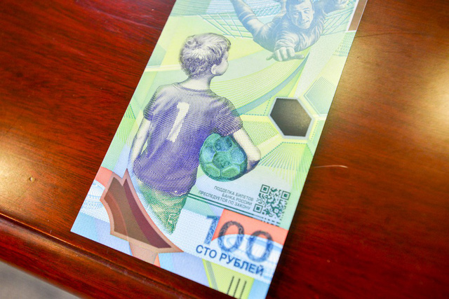 
Đây là lần đầu tiên Nga phát hành tờ tiền mang chủ đề bóng đá.

 
