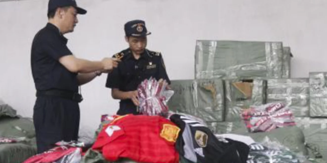 Các nhân viên hải quan đã ngăn chặn hàng ngàn sản phẩm nhái ăn theo World Cup 2018 sắp được tuồn ra khỏi Trung Quốc. (Nguồn: Chinanews.com)
