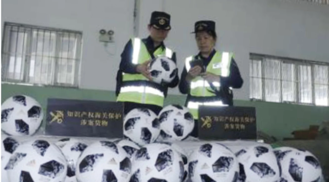 Hàng giả, hàng nhái chủ yếu là bóng đá và quần áo thể thao, đã bị tịch thu bởi các nhân viên hải quan ở Quảng Châu, Thượng Hải và Nghĩa Ô. (Nguồn: Chinanews.com)
