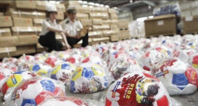 
Hải quan Trung Quốc đã tịch thu hàng trăm ngàn sản phẩm nhái World Cup 2018. (Nguồn: Chinanews.com)
