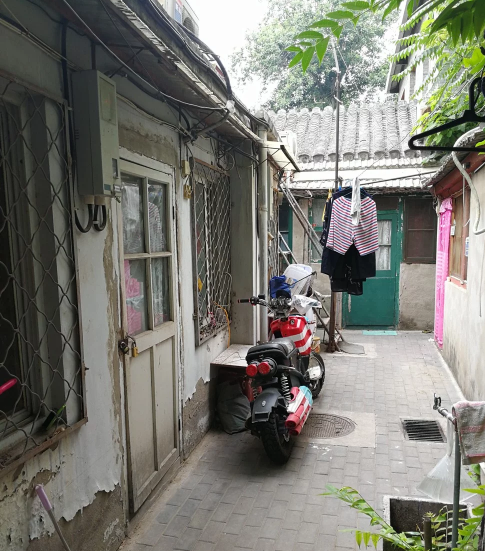 Con ngõ nhỏ hẹp để đi vào ngôi nhà giăng đầy dây phơi quần áo. (Nguồn: Yangpeng Zheng)
