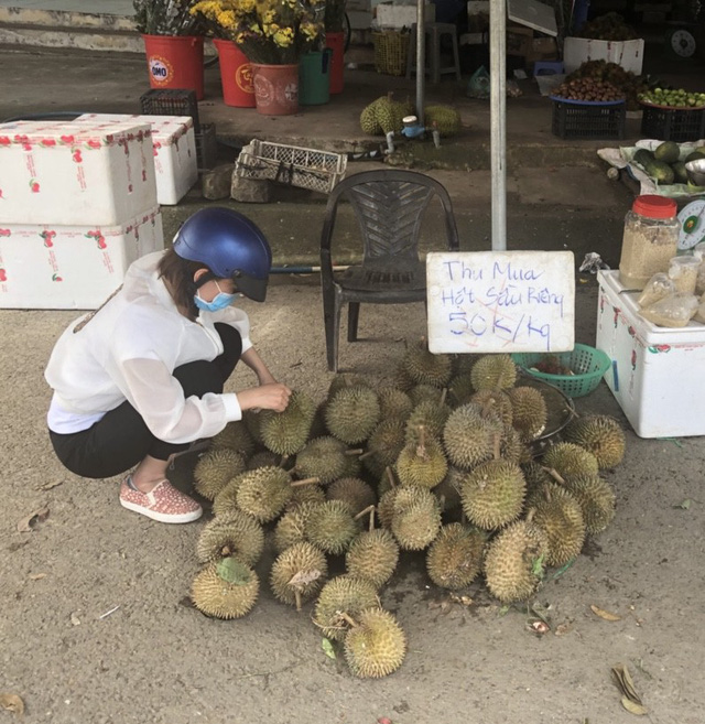 Rất nhiều điểm bán sầu riêng tại các chợ huyện Đạ Huoai để biển thu mua hạt sầu riêng với giá cao