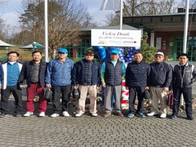 Ông Vũ Huy Hoàng tranh thủ ra sân chơi golf nhân một chuyến đi công tác nước ngoài