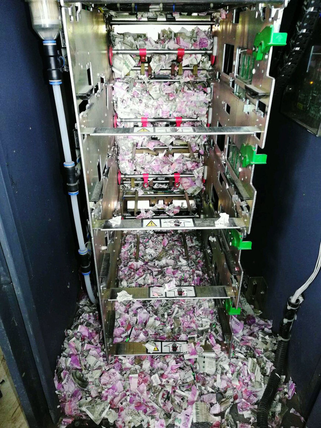 Hầu như tất cả số tiền mặt của máy ATM đã bị con chuột cắn nát. (Nguồn: AFP/Getty Images)