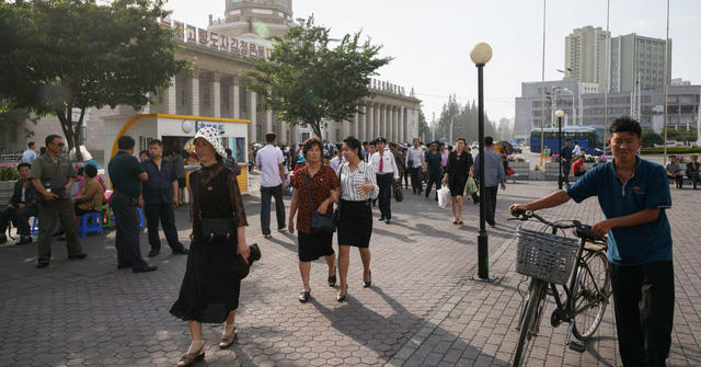 Mọi người đi lại trên một quảng trường bên ngoài ga đường sắt trung tâm ở Bình Nhưỡng vào ngày 12/6/2018. (Nguồn: Ed Jones | AFP | Getty Images)