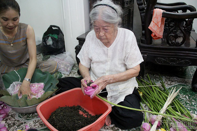 
Bà Nguyễn Thị Dần (95 tuổi) là nghệ nhân cao tuổi nhất còn gắn bó với nghề truyền thống làm trà sen Tây Hồ
