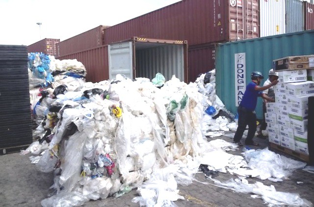 Phế liệu nhựa là một trong số các loại phế liệu tồn đọng nhiều nhất tại các bến cảng.